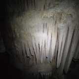 I faretti rivelano scorci fantastici. Stalattiti biancastre pendono dal soffitto...